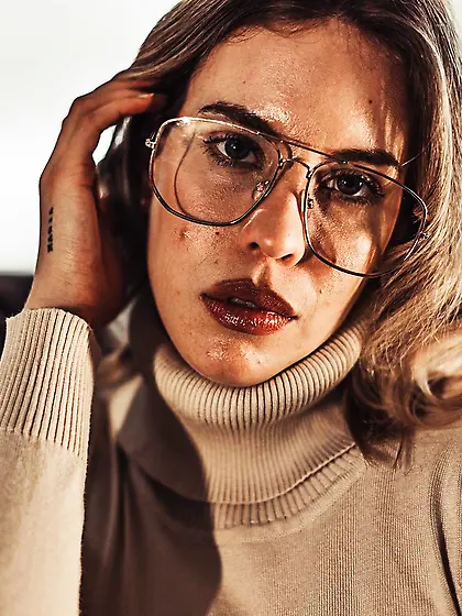 Horny Toni Maria looks incredible in her glasses while teasing