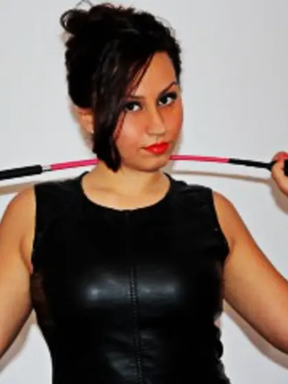 Brunette daisymist perform close