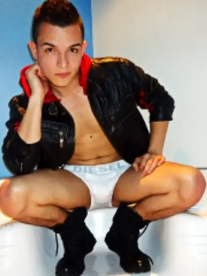 Brunette xennon perform dancing