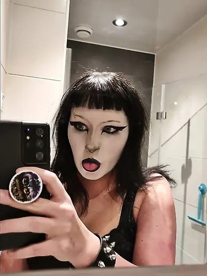 Dutch Goth Girl with great tits