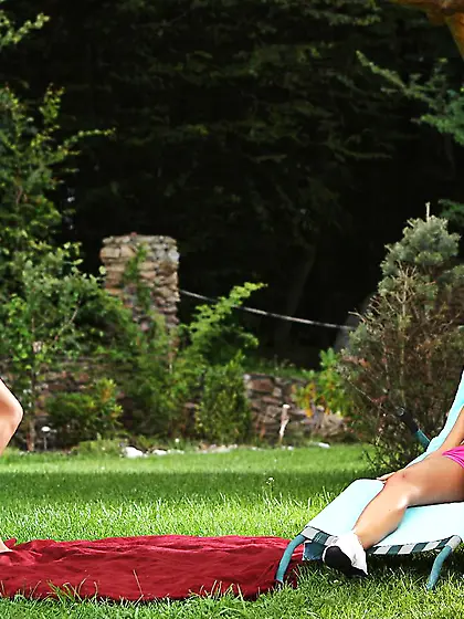 Vanessa Jordan and Stacy Da Silva start with outdoor kissing and