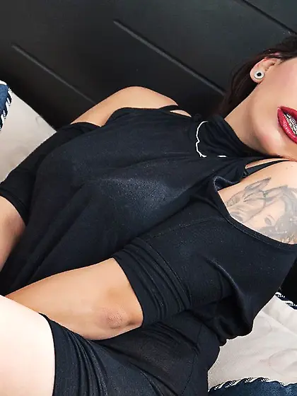 Latin milf brown hair