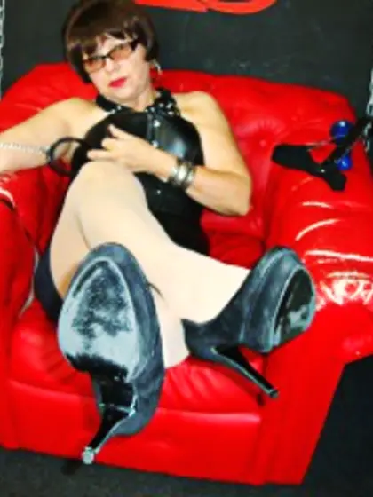 Brunette stacy perform close