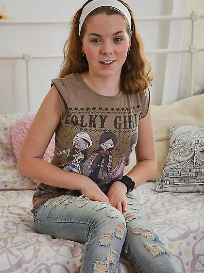 Guy uses a bumpy vibrator to make chick's pussy wet before penet