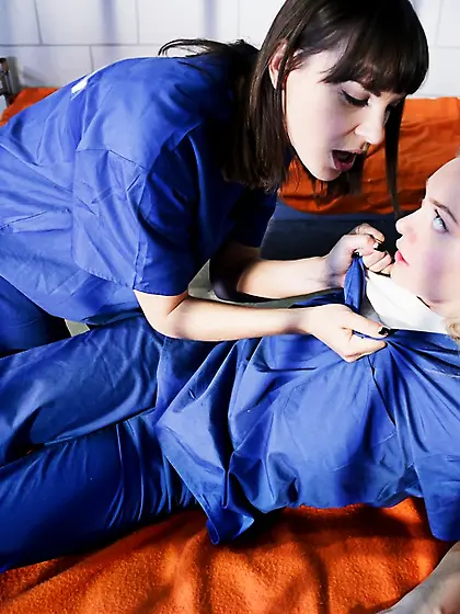 Brunette babe attacks blonde