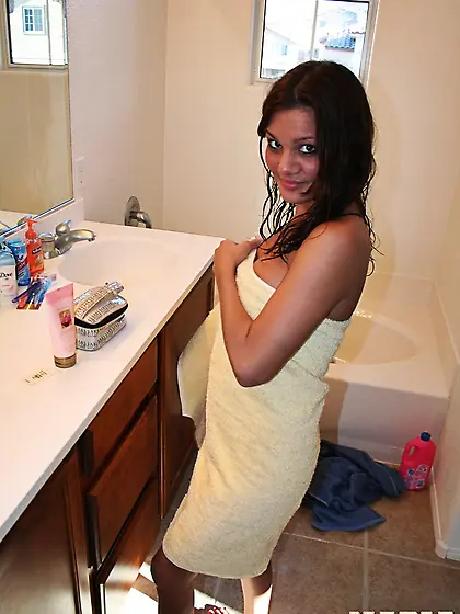 Hot babe shows cleavage