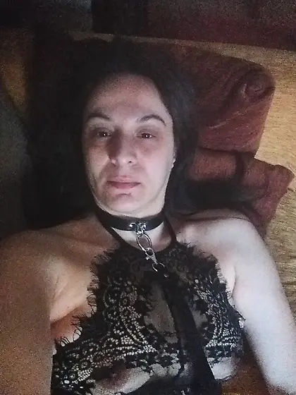 Webslut milf Lola sexy posing and spreading legs