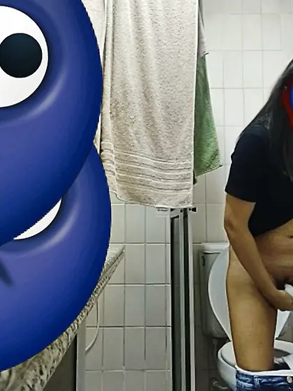 Spy pics--man spies gal in the toilet (no vid)