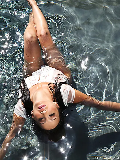 Steaming hot babe smoking