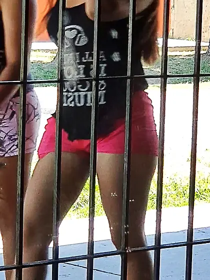 Espiando culos y tetas en la calle