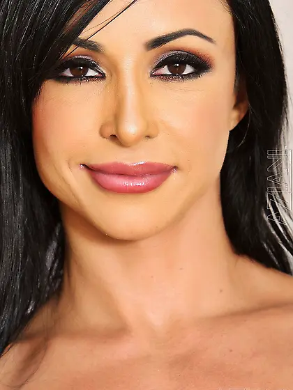 Jewels Jade doffs her clothes and poses naked in a solo album