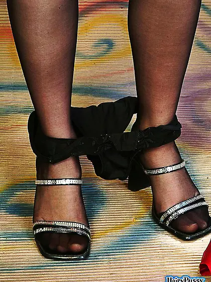 Smoking hot blonde drops