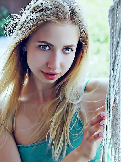 nice blande teen fingering himself