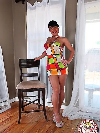 Mahina Zaltana sucks cock