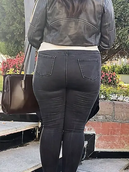 Big booty sexy ass jeans