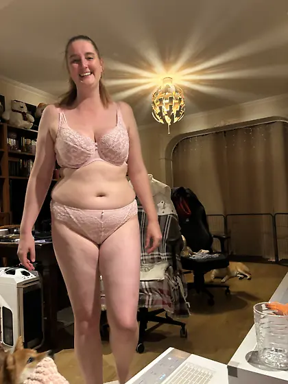 Dutch slutwife Nicole loves showing off