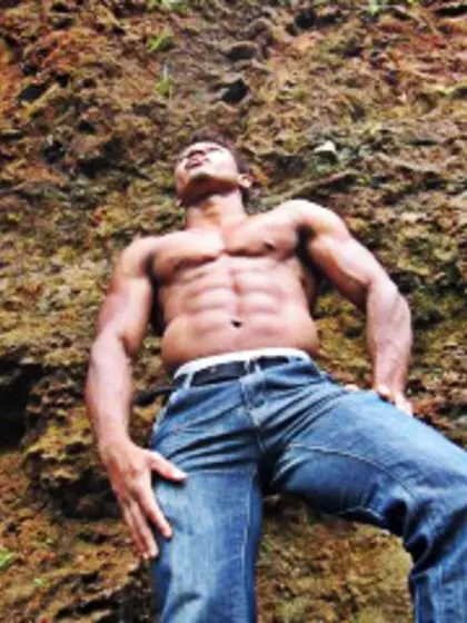 Brunette Aaron Live Orgasm.