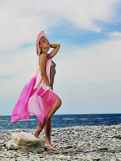 Hot blonde with nice tits is showing off by the water cuz she 