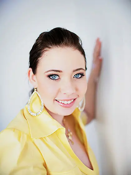 Pretty chick Alyssa Allure fully taking cock in mouth and swallo