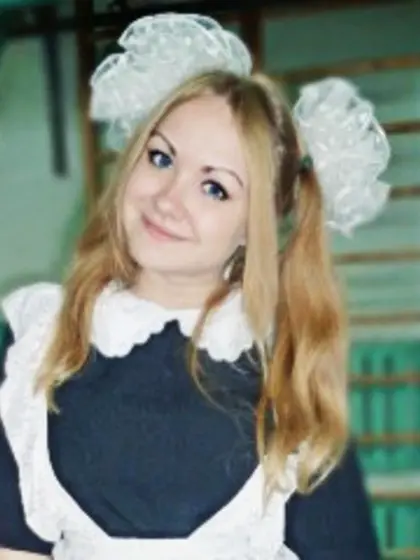 Blonde kitty perform dancing