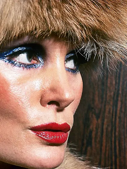 Gorgeous babe bares lusty