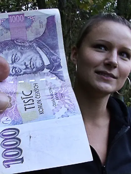 Pretty chick ponytail brunette