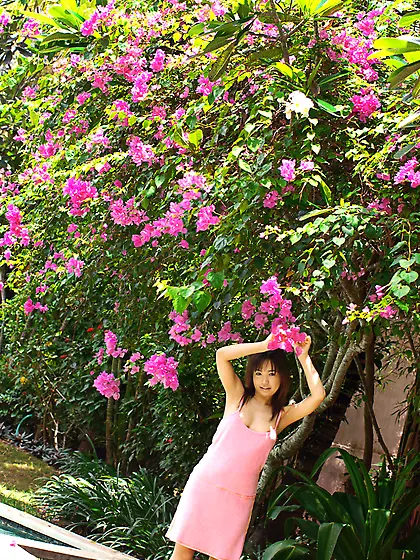 Soara, from All Gravure, bares it all out in public.