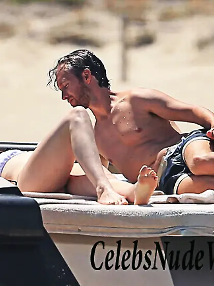 Anne Hathaway Nude pics