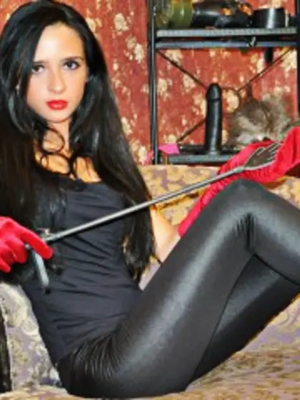 Brunette selena perform butt