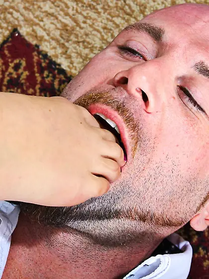 Turned on mistress Gabriella Paltrova facesitting man and feedin