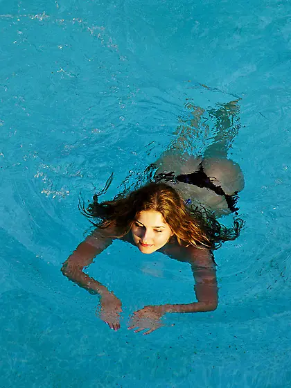 Mismatched bikini brown-haired teen flashing her pussy after a s