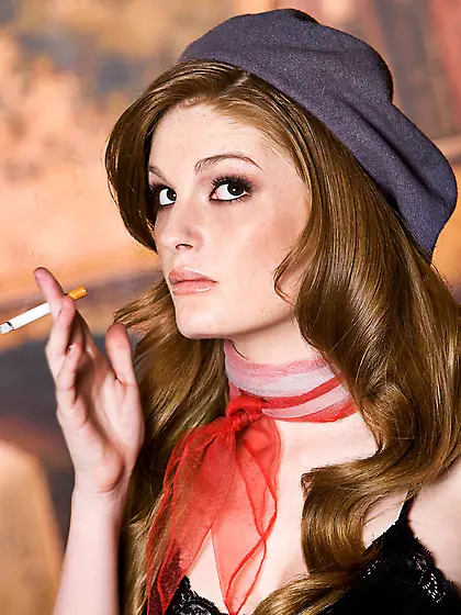 Faye Reagan drops down all her sexy clothes and shows her boobs