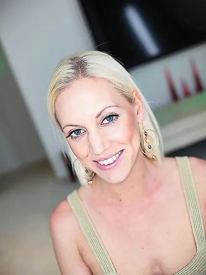 Sexy posing session with Kacey Jordan teasing with her full labi