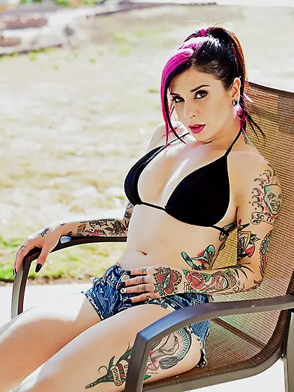 Slutty inked babe shows