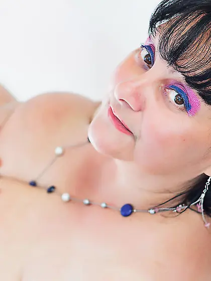 White milf with big tits like to oil and...