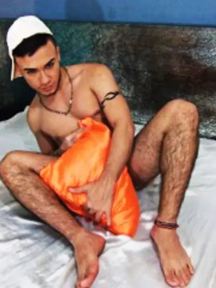 Brunette yulian smith perform