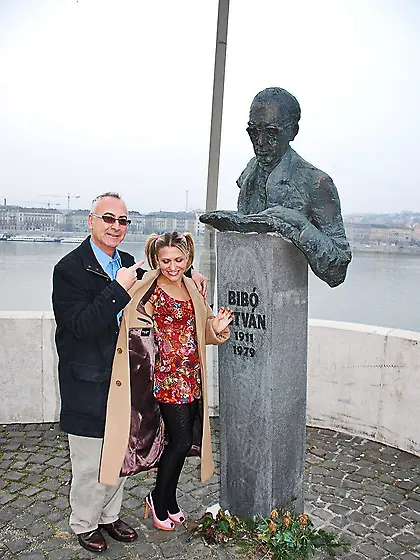 29 yo Blonde Masha Hand jobs