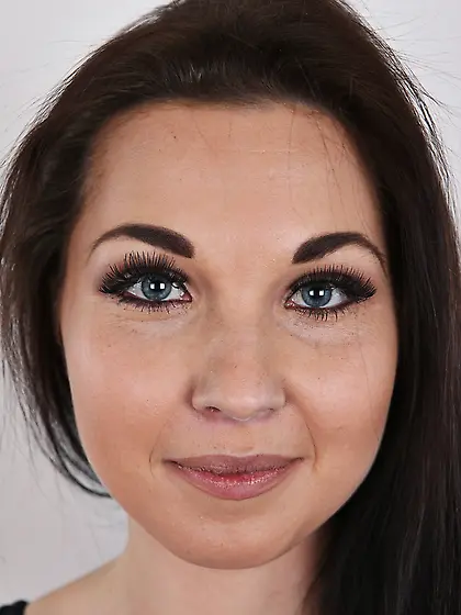 Babe with big eyes and smile receives sexual pleasure from posin