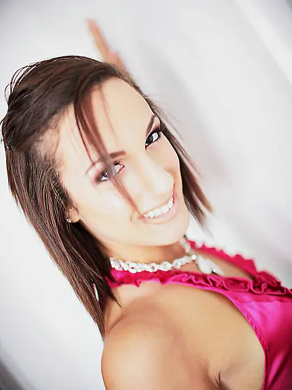 Brunette bimbo Janell Allure shares the raunchy skill of horny o