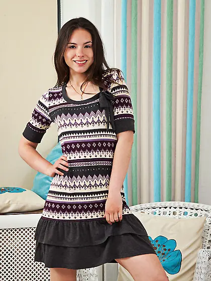 Brunette seductress strips starts