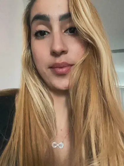 Quiero lamer su clitoris mientras la penetras mi a