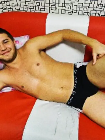 Brunette symonmyk perform close