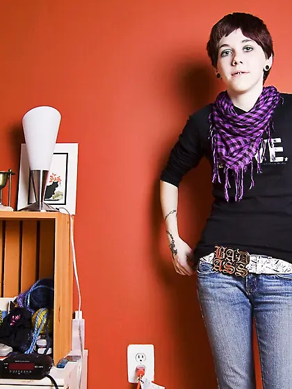 Short-haired hipster cutie Snips reveals her bald pussy after re