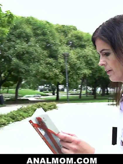 Brunette ass boned by hung stranger 