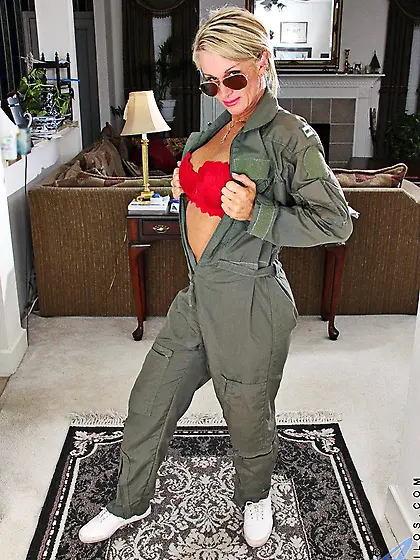 Busty blonde Jena Jackson shamelessly strips and demonstrates th