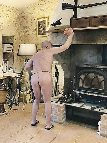 je fais le ménage nu