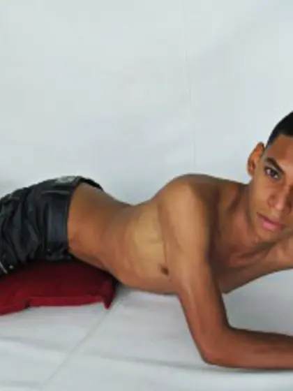 Brunette zamza perform close