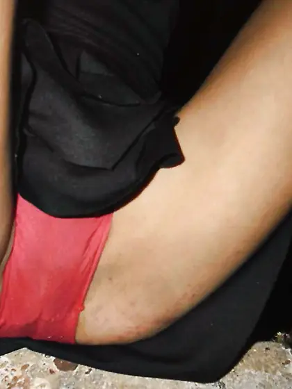 Por baixo da saia no ponto de onibus calcinha florada