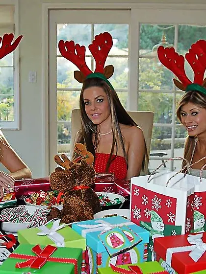 Victoria Valentino,  Samantha and Lisa Daniels get the orgy start