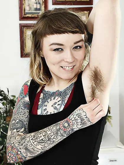 Tattooed alt girl demonstrates her fluffy armpits together with